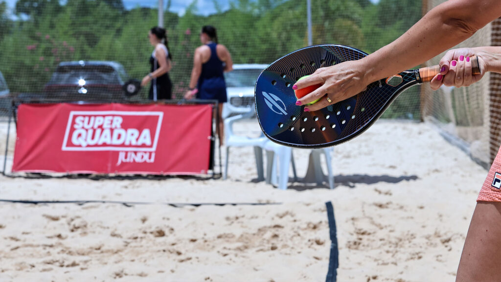 manutenção de uma quadra de areia multiesportiva